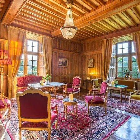 Летний дом Chateau Sleeps 48 Pool Wifi Брантом